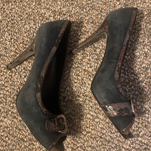 Size 9 Nine West navy blue and gray heels - Picture 3 of 12